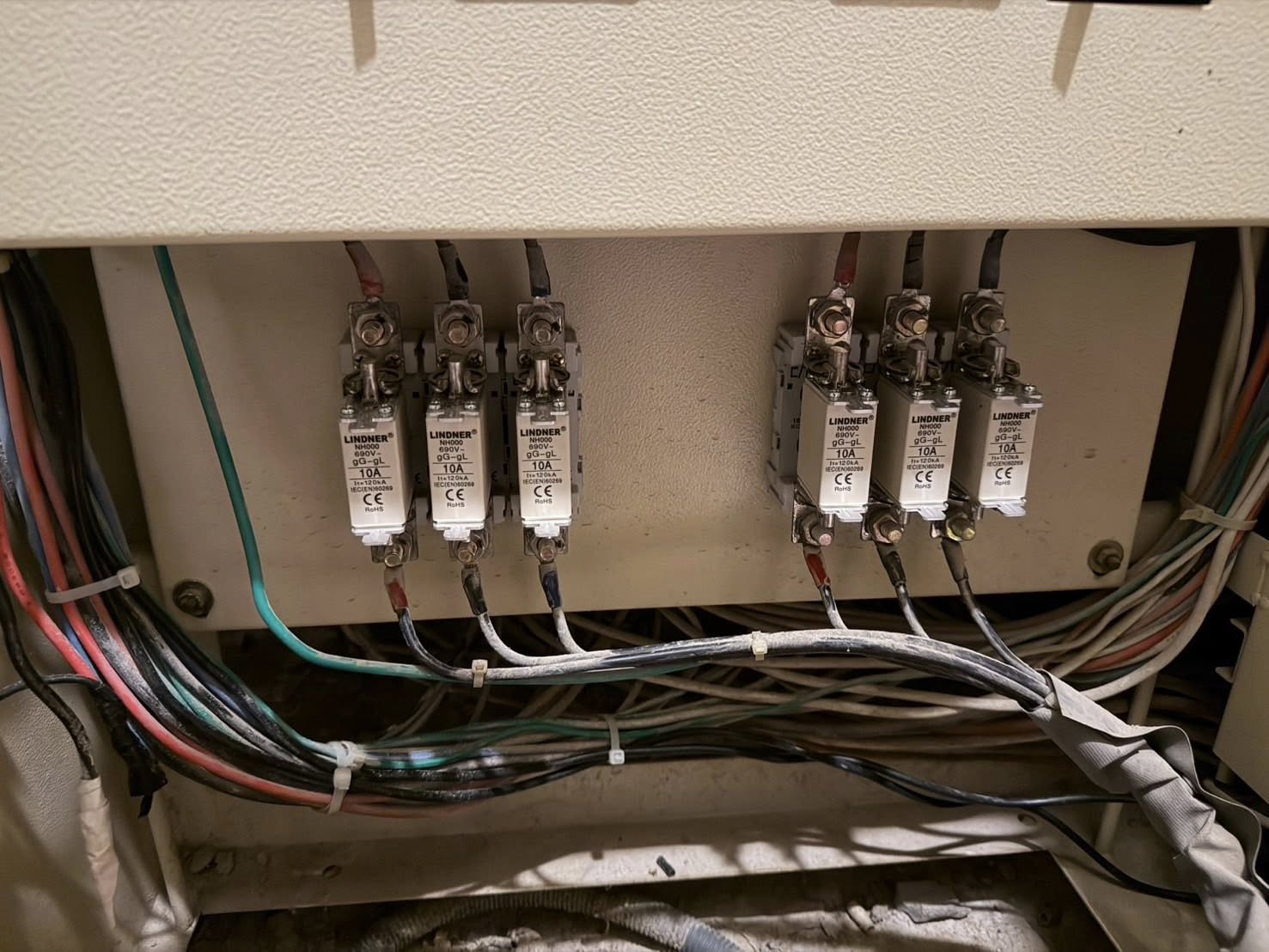 配電箱與線路整理